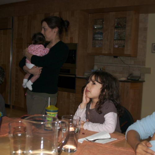 Mommy and Sara in Bubbie's kitchen with cousin Julia