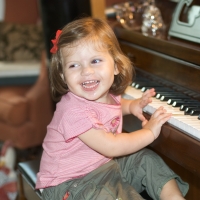 At Aunt Gorgeous's house, Sara tickles the ivories